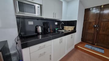 Coffee/tea maker, fridge, microwave, stovetop