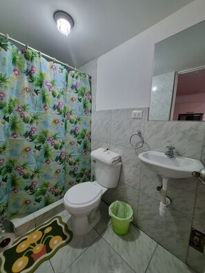 Douche, sèche-cheveux, serviettes fournies, savon