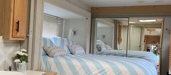 Charming Trailer Clean/Cozy Overlooking The Beautiful Shuswap Lake. Min to Beach