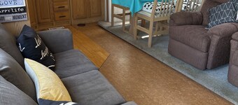 Charming Trailer Clean/Cozy Overlooking The Beautiful Shuswap Lake. Min to Beach
