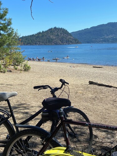 Charming Trailer Clean/Cozy Overlooking The Beautiful Shuswap Lake. Min to Beach