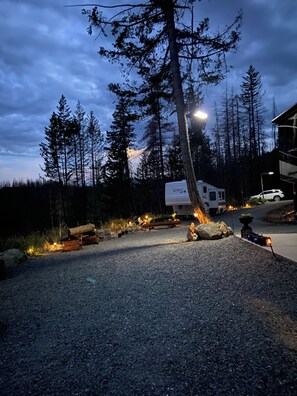 Property grounds - Wake Up to Beautiful Shuswap Lake Views in a Cozy/Clean 5th Wheel Trailer (scotch creek)