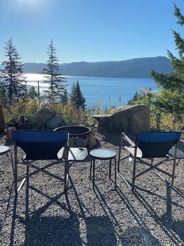 Charming Trailer Clean/Cozy Overlooking The Beautiful Shuswap Lake. Min to Beach