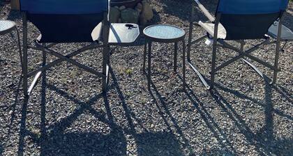 Charming Trailer Clean/Cozy Overlooking The Beautiful Shuswap Lake. Min to Beach