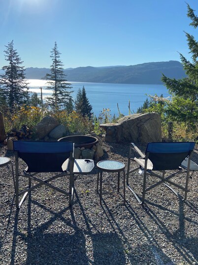 Charming Trailer Clean/Cozy Overlooking The Beautiful Shuswap Lake. Min to Beach