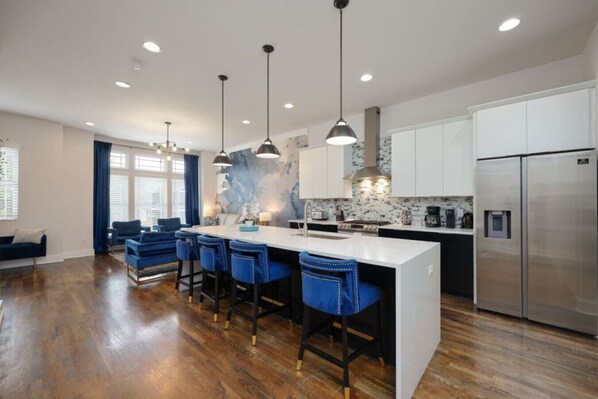 Fridge, microwave, oven, stovetop - Blue Horizon - Hot Tub - Dual Rooftop Balconies (Nashville)