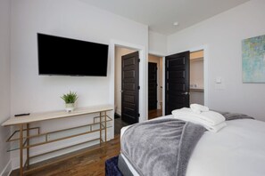 4 bedrooms, desk, iron/ironing board, WiFi - Blue Horizon - Hot Tub - Dual Rooftop Balconies (Nashville)