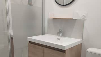 Een douche, een haardroger, handdoeken, zeep