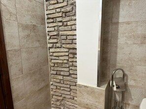 Douche, sèche-cheveux, bidet, serviettes fournies