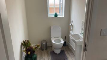 淋浴設備、提供毛巾、番梘、廁紙