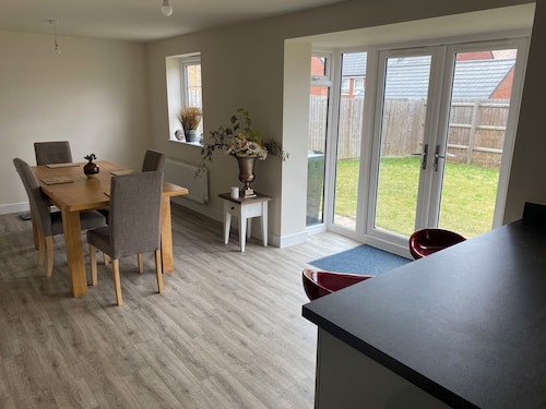 Luxurious 4 br detached house in cul-de-sac ideal for family or group of friends