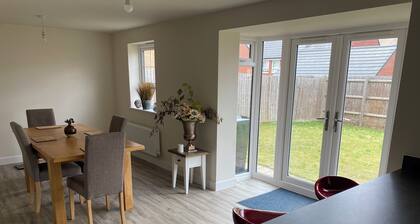 Luxurious 4 br detached house in cul-de-sac ideal for family or group of friends