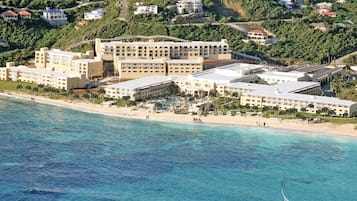 在海滩、沙滩椅、沙滩毛巾