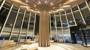 A modern lobby with a central column, seating areas, and large windows. - Orange Hotel Select (Beijing Yizhuang Wanyuan Street) (Beijing)
