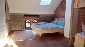 HexenburgbeiDresden Maisonette 2 Etagen 4 Schlafzi. Kamin Terrasse Faßsauna, Nähe Sächsische Schweiz | 4 makuuhuonetta, tallelokero huoneessa, yksilöllisesti sisustettu