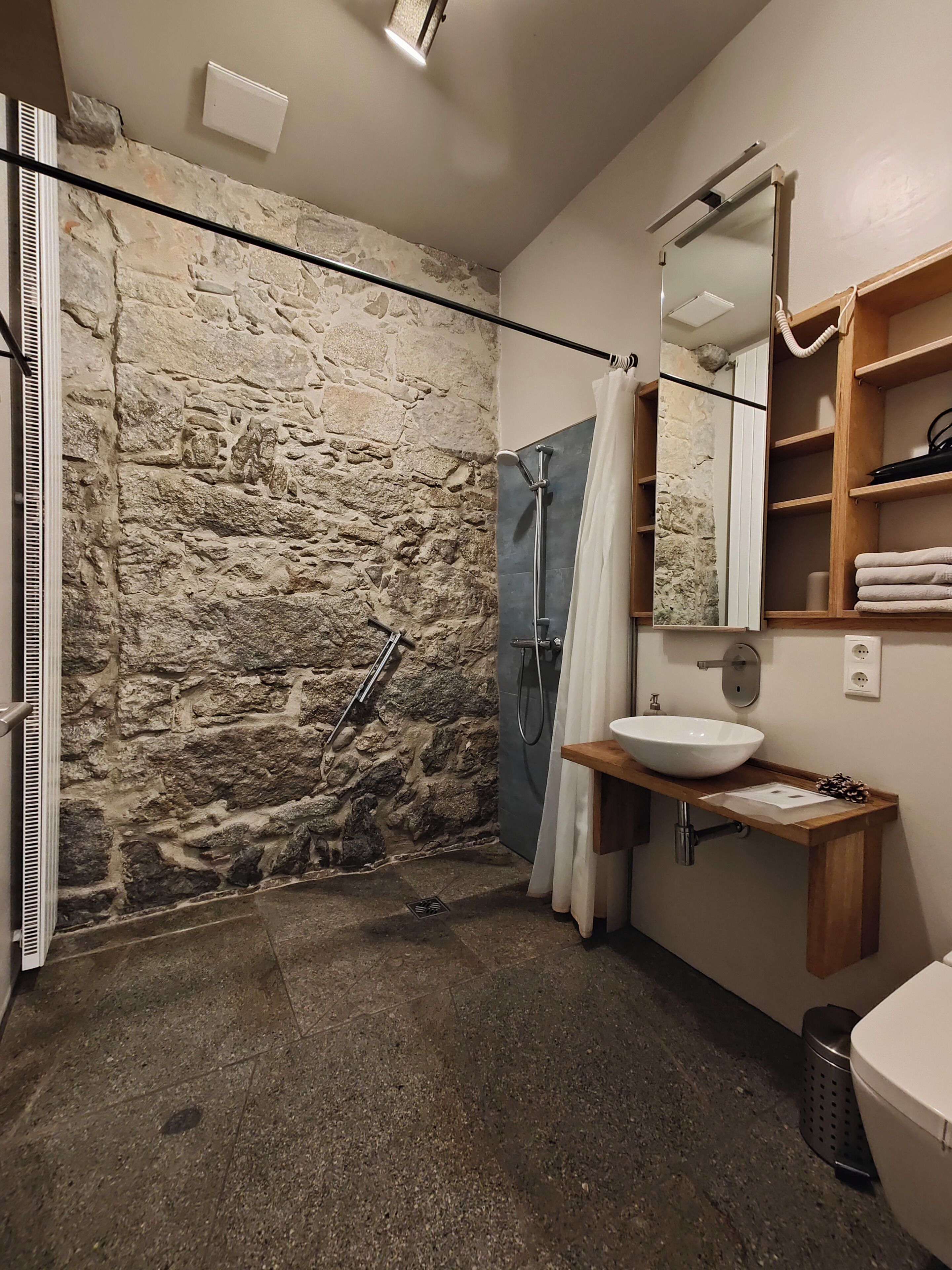 HexenburgbeiDresden Maisonette 2 Etagen 4 Schlafzi. Kamin Terrasse Faßsauna, Nähe Sächsische Schweiz | Badezimmer | Dusche, Haartrockner, Bidet, Fußbodenheizung (Badezimmer)