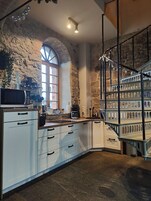 Refrigerador con freezer, microondas, horno, placa de cocina