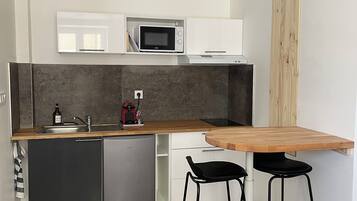 Kjøleskap, mikrobølgeovn, kokeplater og kaffetrakter/tekoker