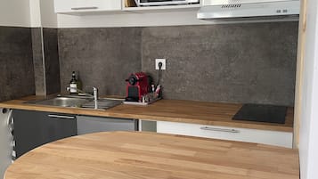 Een koelkast, een magnetron, een kookplaat