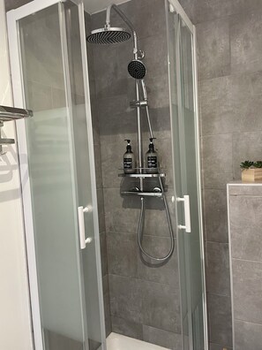 Dusj, hårføner, håndklær og såpe