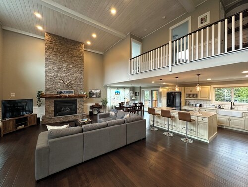 Caribou Lodge ~ Entire private home with hot tub!