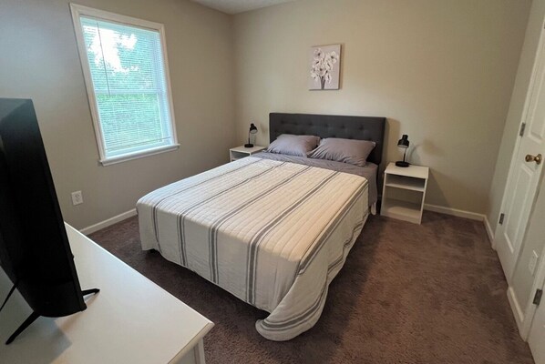 2 bedrooms, WiFi, bed sheets - Cozy townhome 10 minutes from MCAS Cherry Point, 30 minutes to beach or New Bern (Havelock)