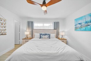 3 soverom, skrivebord, strykejern/-brett og reiseseng for barn