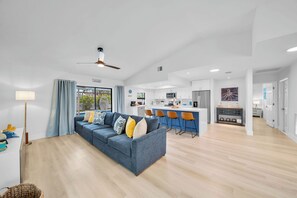 Smart TV, books - Aqua Pelican Villa, Heated Pool & Private Yard! (Cape Coral)