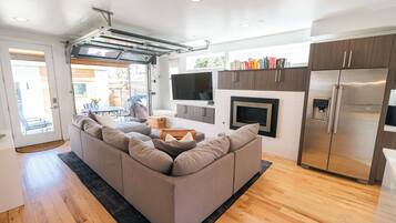 Smart TV, chimenea y libros