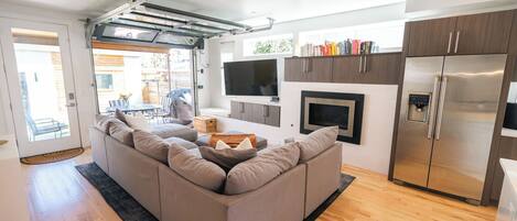 Smart-tv, eldstad och böcker