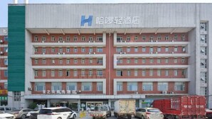 Un edificio de hotel de varios pisos con un letrero llamativo.