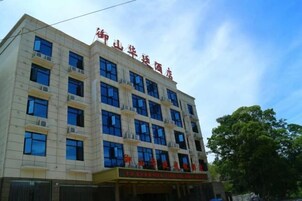 Un edificio de varios pisos con un letrero que indica que es un hotel.