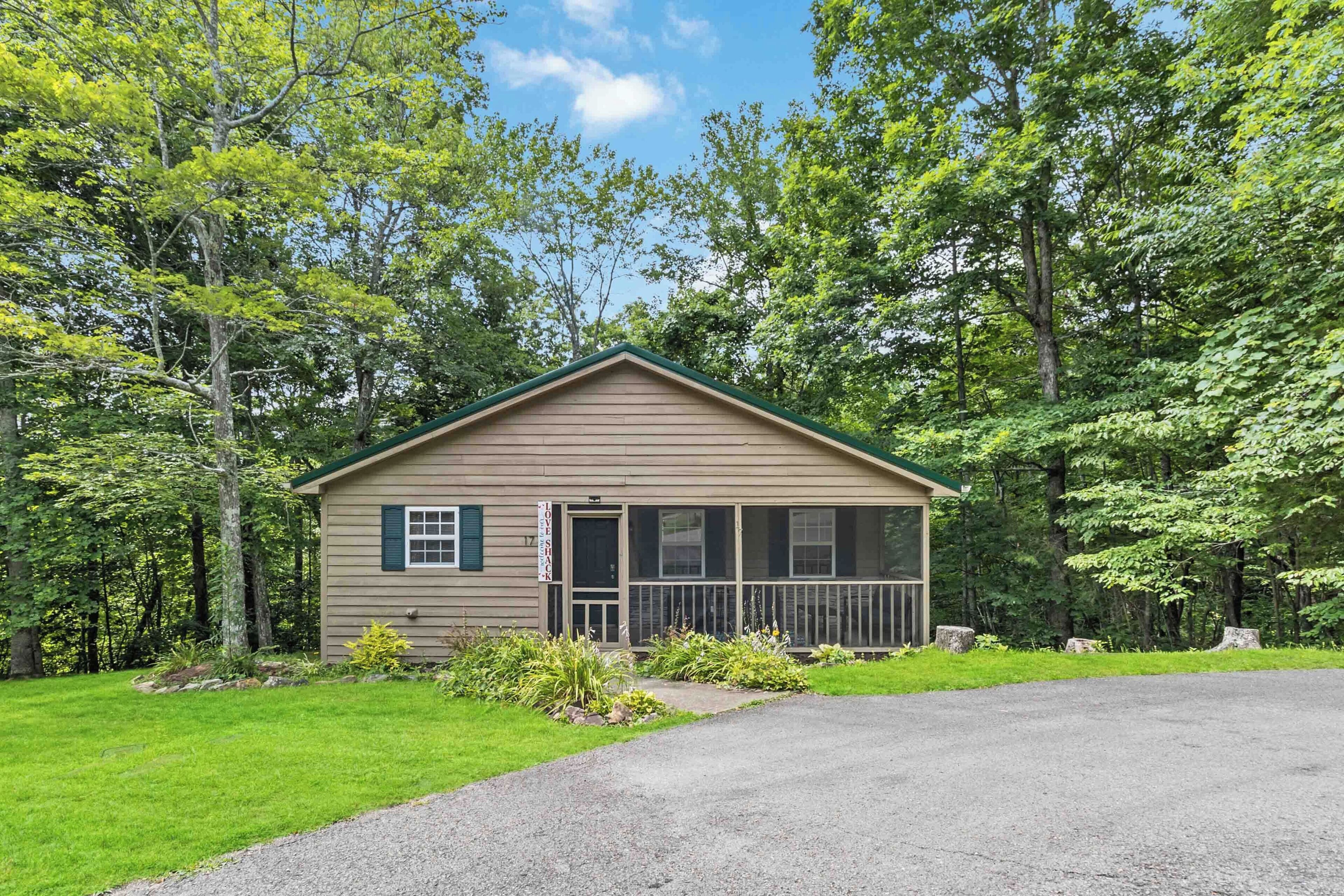 Cozy 2-bedroom cabin in charming Burnside with WiFi, AC
