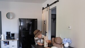 Dining - Crater Lake House l Close to Hwy 97 l  OIT l Skylake l Family l Pet Friendly (Klamath Falls)