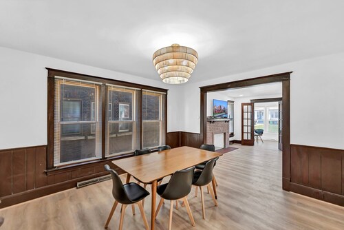 mins to the Niagara Falls with WiFi, AC, Arcade, full kitchen