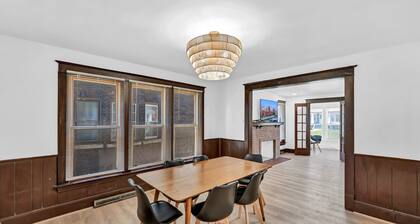 mins to the Niagara Falls with WiFi, AC, Arcade, full kitchen