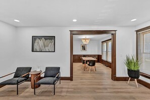 Interior - mins to the Niagara Falls with WiFi, AC, Arcade, full kitchen (Niagara Falls)