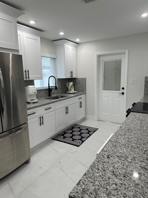 Micro-ondes, four, plaque de cuisson, cafetière/bouilloire