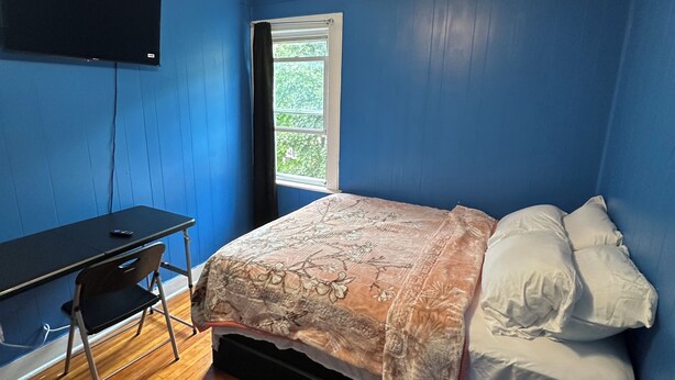 A room with a bed, a desk, and a window. - Fidelia Room Fuchsite (Irvington)