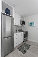 クラシック アパートメント | 専用キッチン | 大型冷蔵庫、電子レンジ、オーブン、コンロ