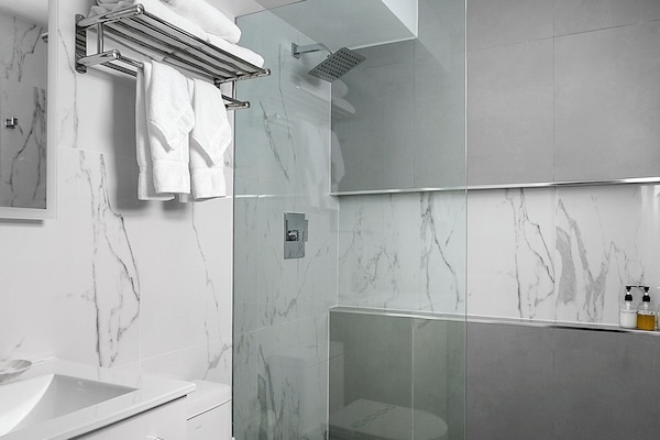 Classic Apartment | Bathroom | Hair dryer, towels, toilet paper