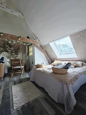 2 bedrooms, iron/ironing board, bed sheets