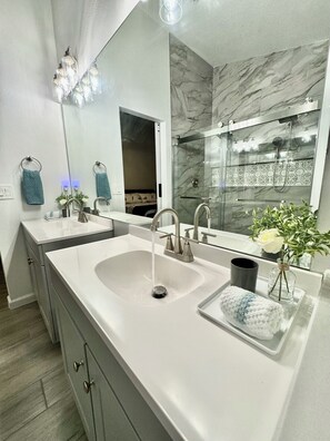 Shower, hair dryer, towels, soap - Charming 4-bedroom house with pool,WiFi, AC in Kissimmee near Disney (Kissimmee)