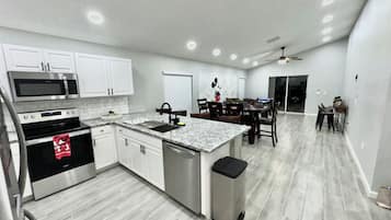 Geladeira, micro-ondas, fogão, cooktop