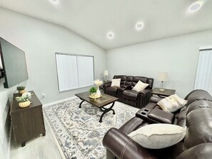 Smart TV - Charming 4-bedroom house with pool,WiFi, AC in Kissimmee near Disney (Kissimmee)