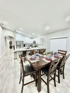 Dining - Charming 4-bedroom house with pool,WiFi, AC in Kissimmee near Disney (Kissimmee)