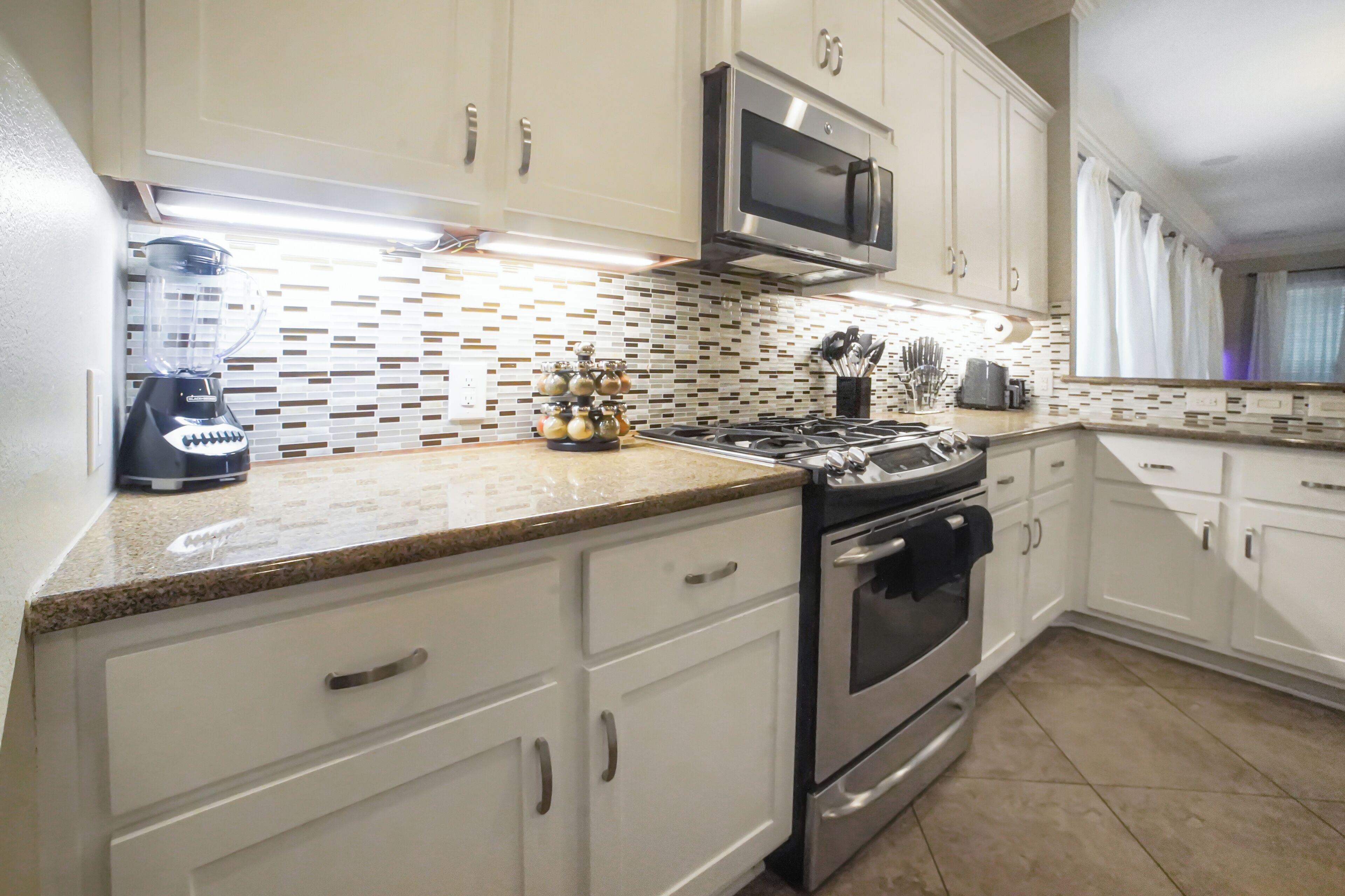 3 BD Townhome w Rooftop Terrace & Free Parking