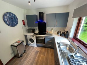 Fridge, microwave, oven, electric kettle - Meggies Place - Quiet & Peaceful Apartment (Inverness)