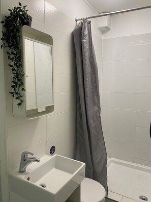 Sèche-cheveux, serviettes fournies, savon, papier toilette