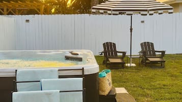 Banyera d'hidromassatge a l'aire lliure